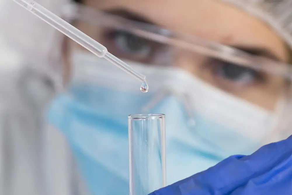 Científica en laboratorio analizando fórmulas botánicas, garantizando la calidad y el respaldo científico de los suplementos Sanacaps.