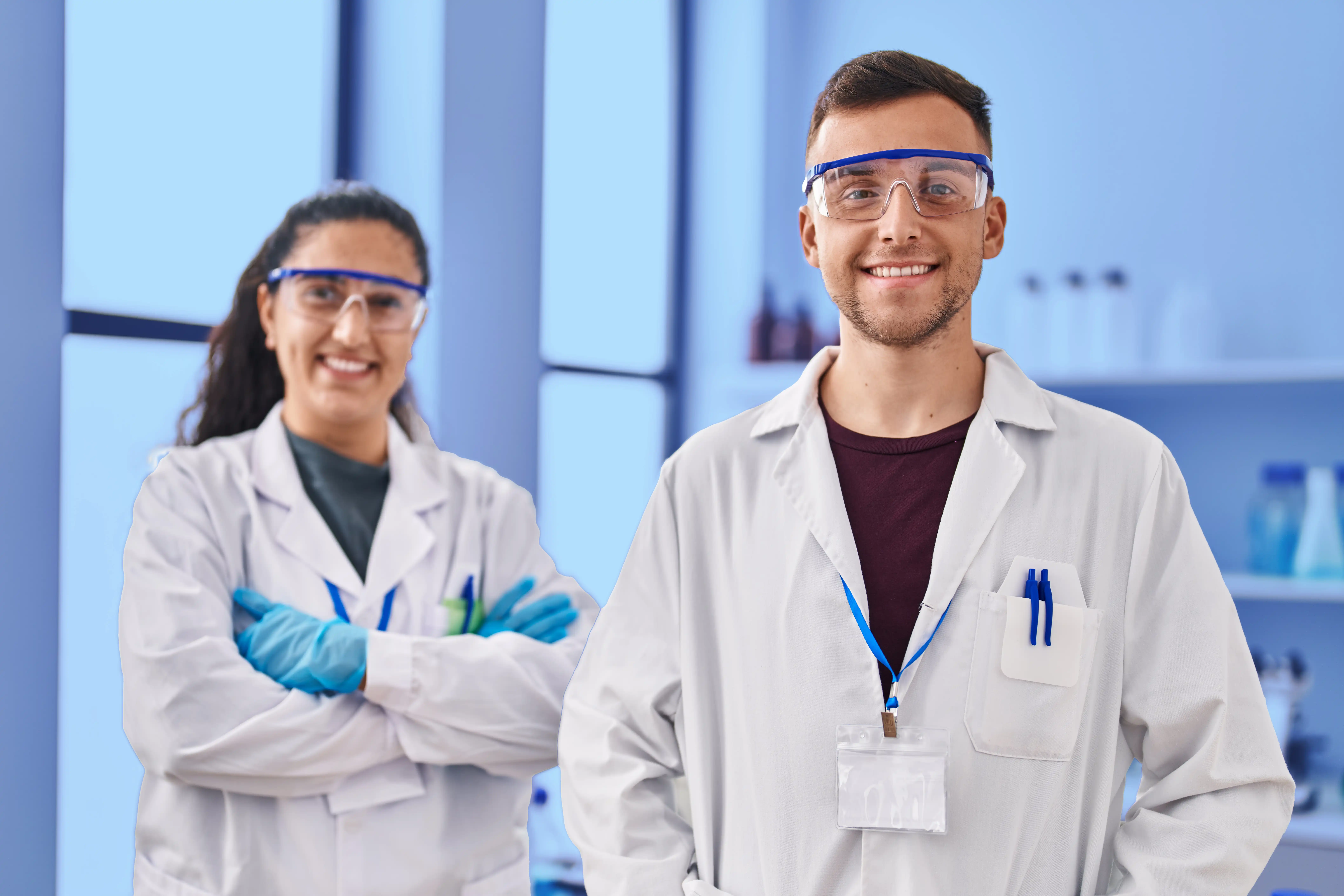 Científica en laboratorio analizando fórmulas botánicas, garantizando la calidad y el respaldo científico de los suplementos Sanacaps.