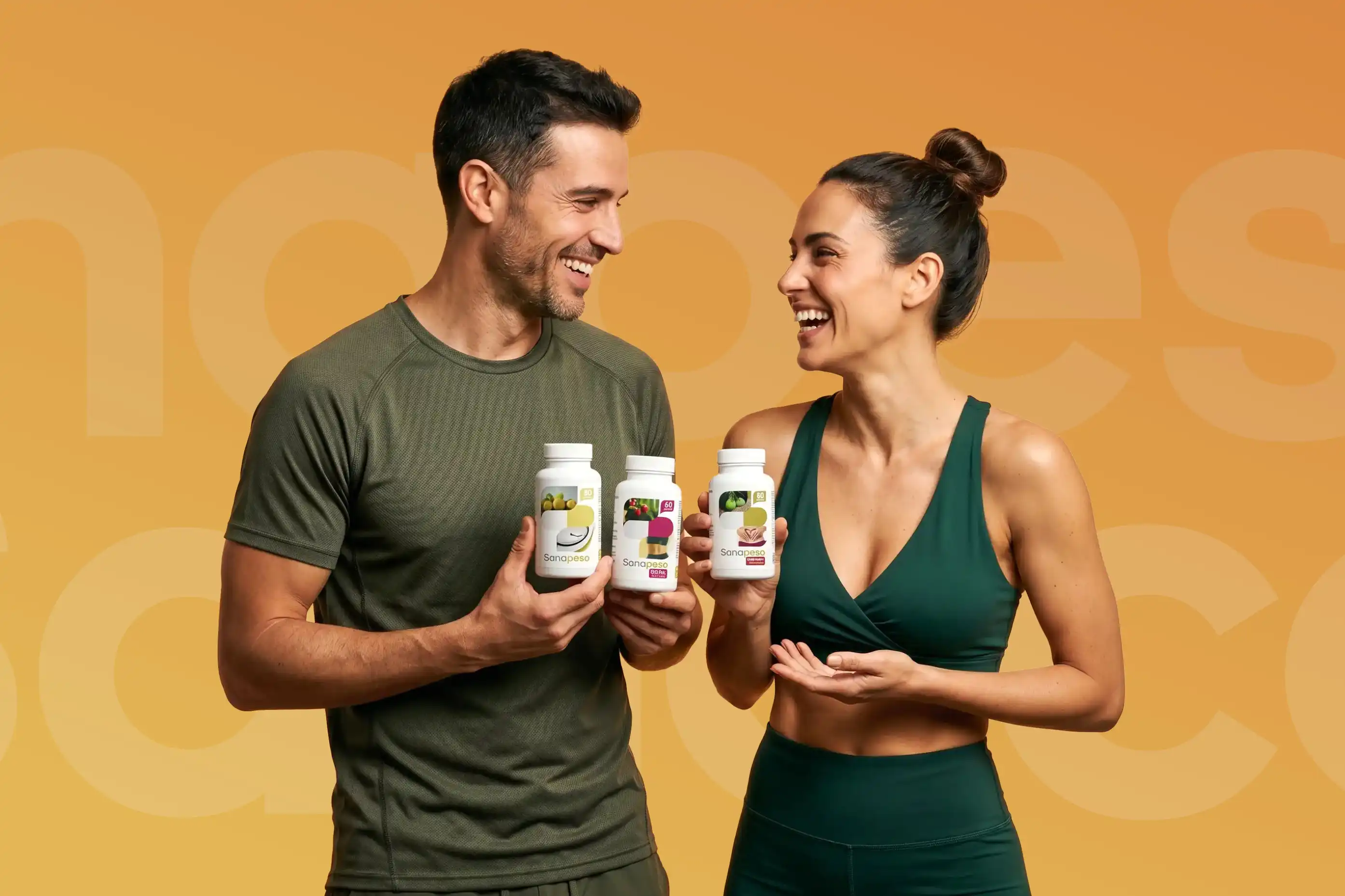 Mujer vital en la naturaleza con los brazos abiertos, simbolizando la energía, salud y bienestar que aportan las cápsulas de origen natural Sanacaps.